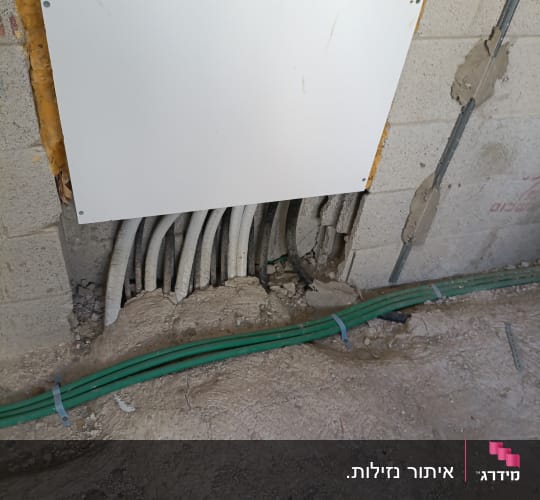 קיר עם צינורות חשמל וגבס